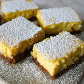 Key lime pie bars with powdered sugar on top.