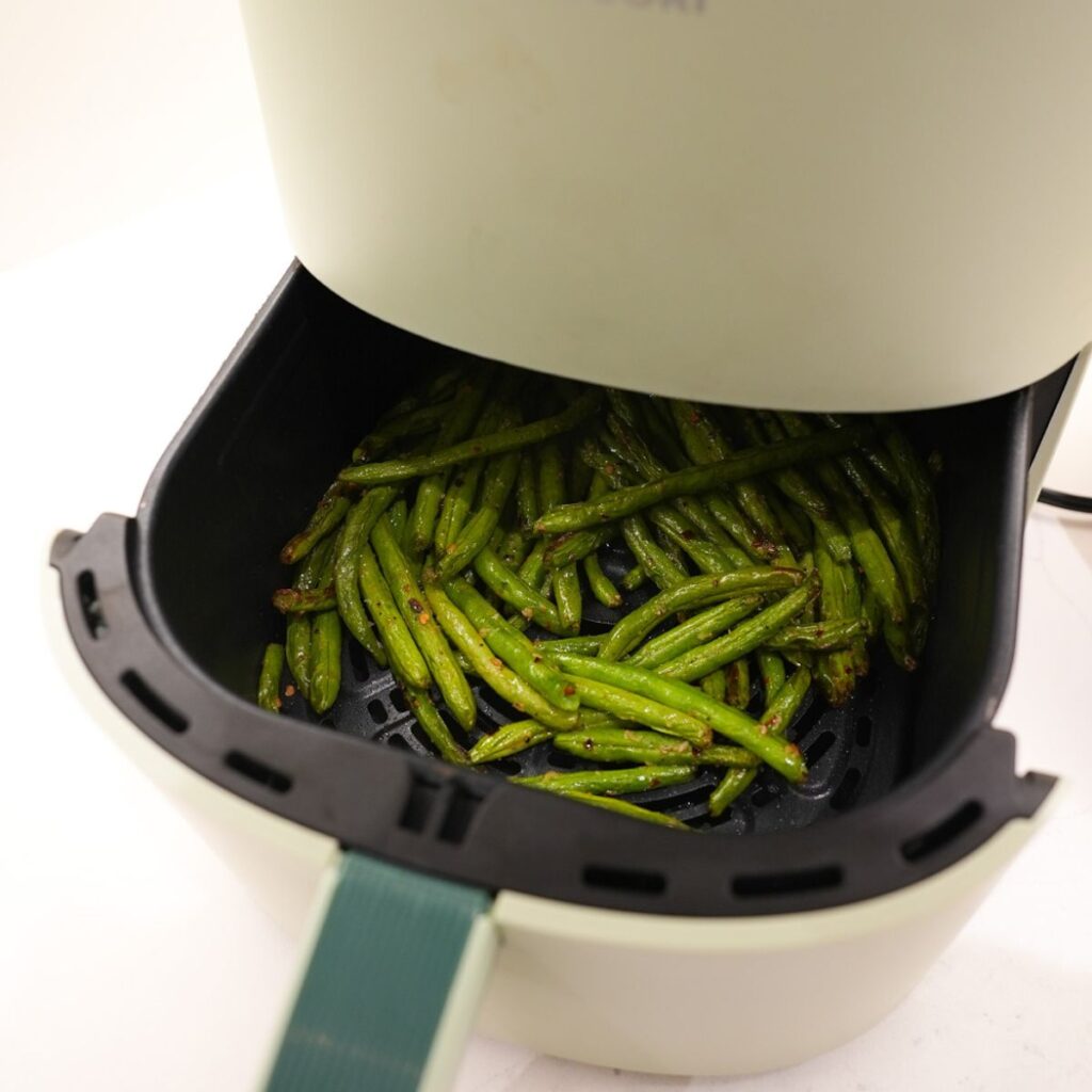 Green beans in an air fryer.